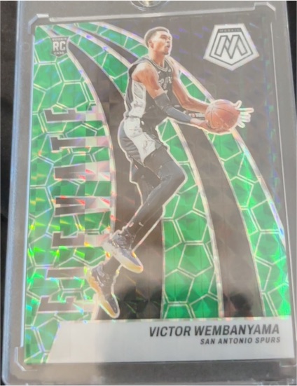 2023-24 Panini Mosaic #18 Victor Wembanyama Elevate Mosaic Green — front