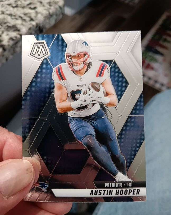 2025 Panini Mosaic #204 Austin Hooper — front