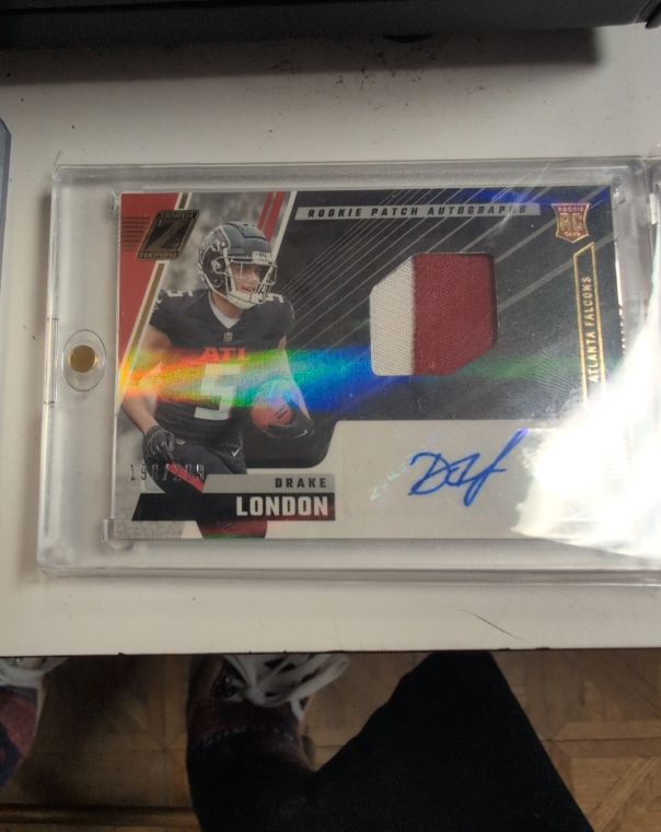 2022 Panini Zenith #207 Drake London Rookie Patch Autograph — front