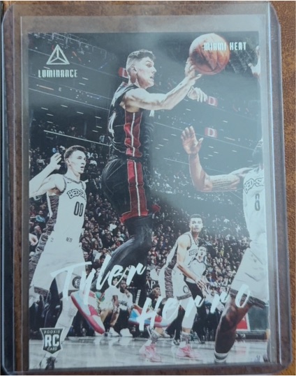2019-20 Panini Chronicles Luminance #154 Tyler Herro Rookie — front