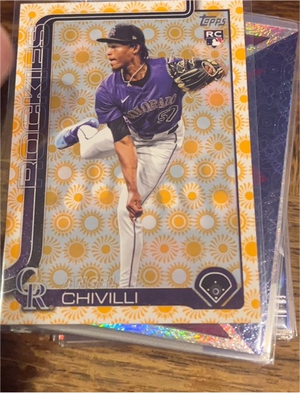 2025 Topps #370 Angel Chivilli RC Holiday Sun — front