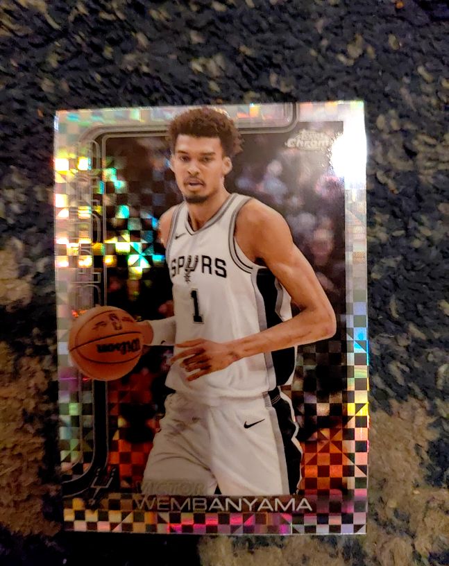 2025-26 Topps Chrome #221 Victor Wembanyama — front