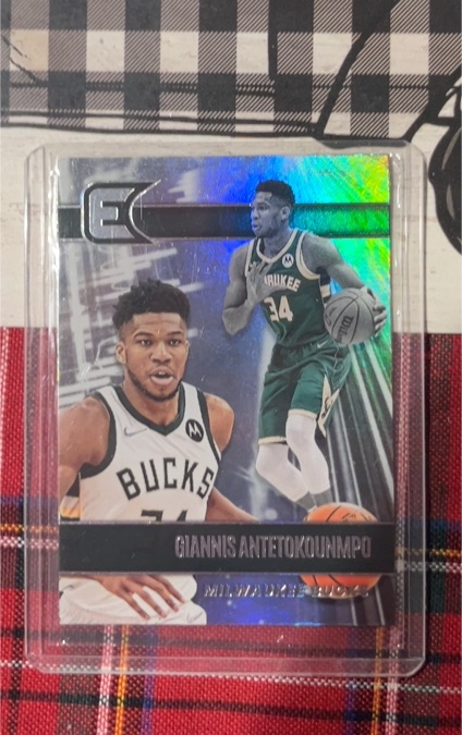 2021-22 Panini Chronicles Essentials #303 Giannis Antetokounmpo — front