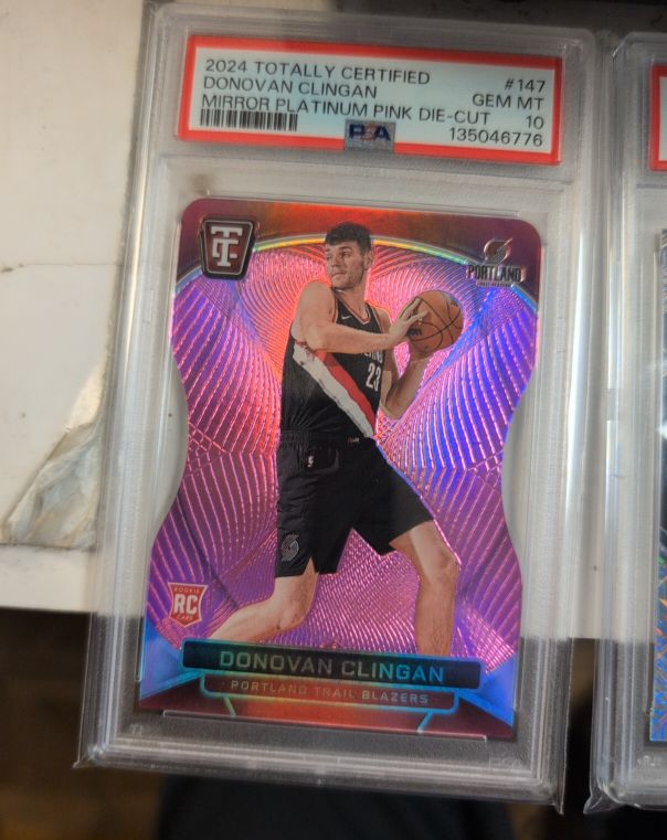 2024 Panini Totally Certified #147 Donovan Clingan Mirror Platinum Pink Die-Cut — front