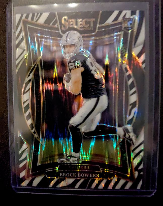 2024 Panini Select - Concourse Brock Bowers #31 Black & White Shock Prizm Rookie Card — front