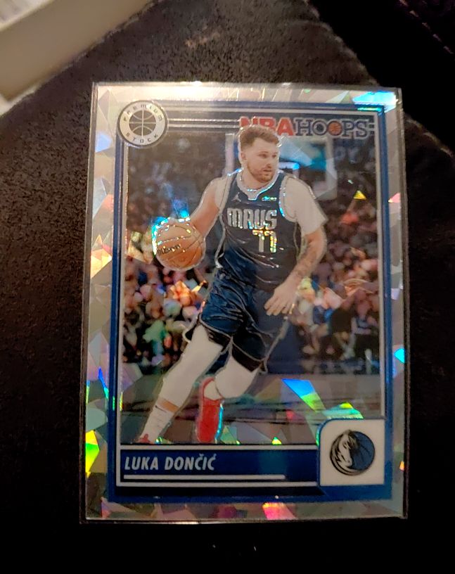 2023-24 Panini NBA Hoops Premium Stock #9 Luka Dončić — front