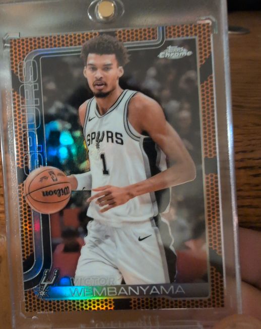 2025-26 Topps Chrome #221 Victor Wembanyama — front