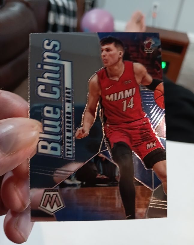 2019-20 Panini Mosaic Blue Chips #3 Tyler Herro — front
