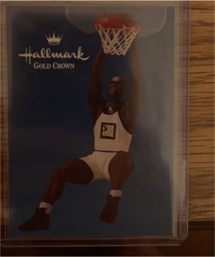 1995 Classic Hallmark Gold Crown Shaquille O'Neal Sports Ornament Card — front