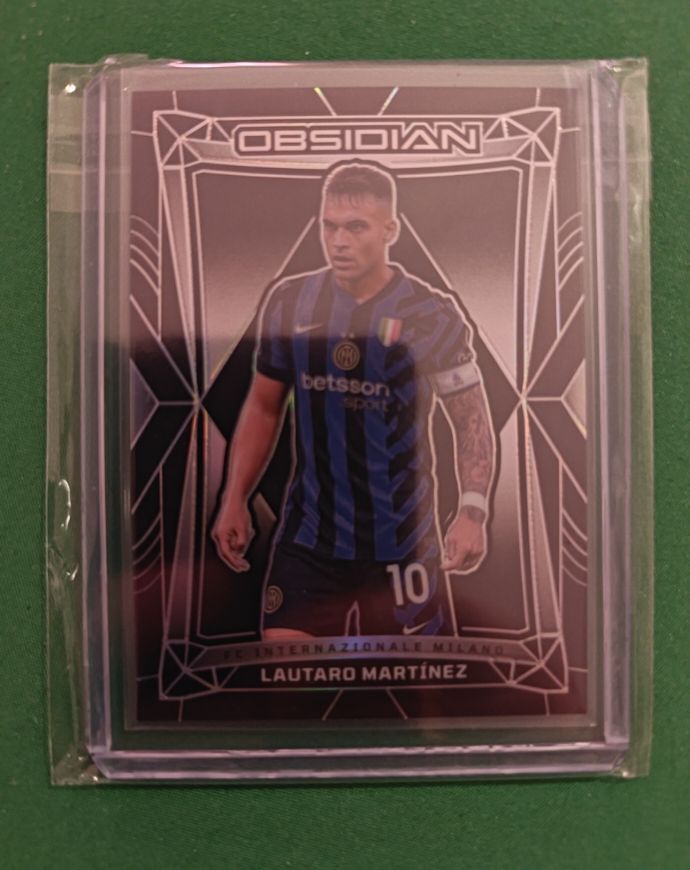 2024-25 Panini Obsidian Lautaro Martínez — front