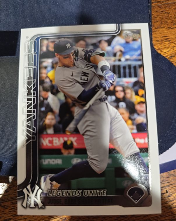 2025 Topps Update #US86 Legends Unite Aaron Judge — front