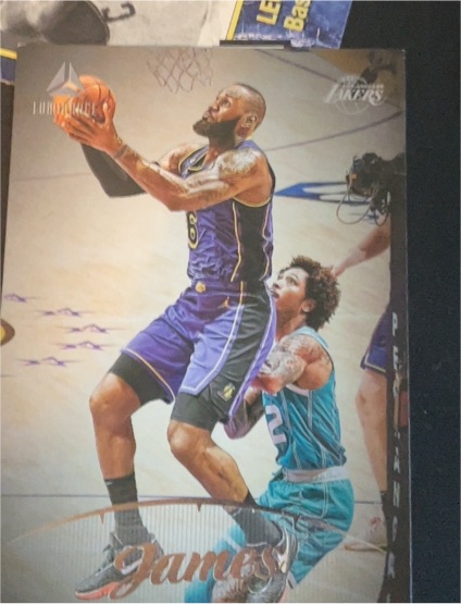 2022-23 Panini Chronicles Luminance #153 LeBron James — front