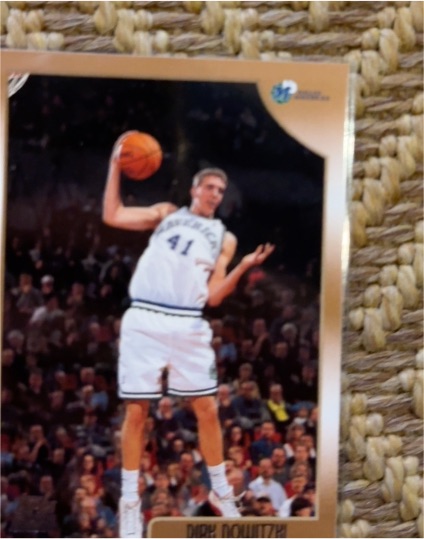 1998-99 Topps #154 Dirk Nowitzki Rookie Card — front