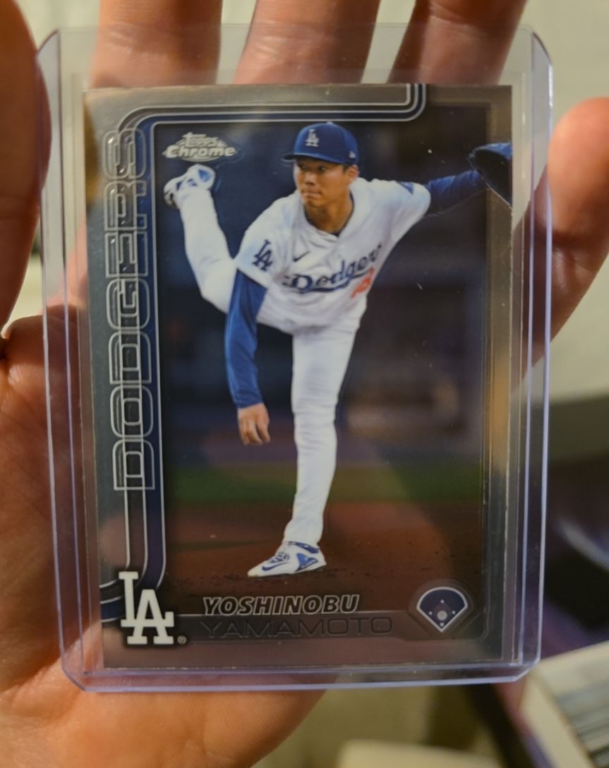 2025 Topps Chrome #179 Yoshinobu Yamamoto — front