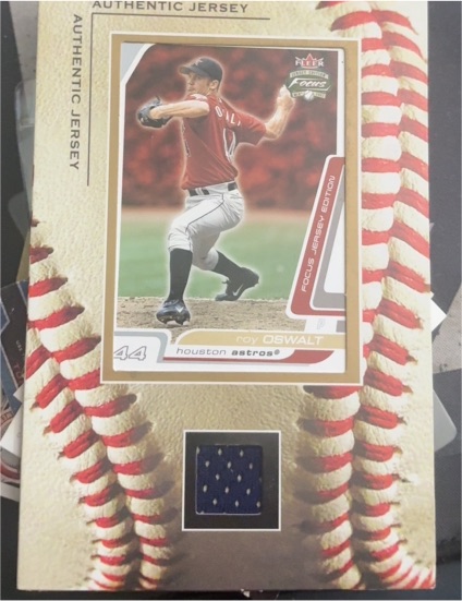 2004 Fleer Focus #44 Roy Oswalt — front