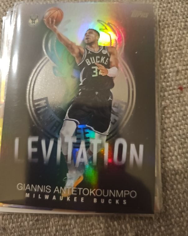 2025-26 Topps #L-5 Giannis Antetokounmpo Levitation — front