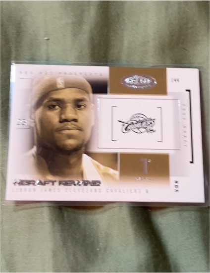 2004-05 Fleer Hoops Hot Prospects Draft Rewind #26DR LeBron James — front