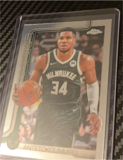 2025-26 Topps Chrome #137 Giannis Antetokounmpo — front