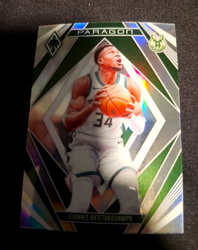 2023-24 Panini Phoenix #10 Giannis Antetokounmpo Paragon — front