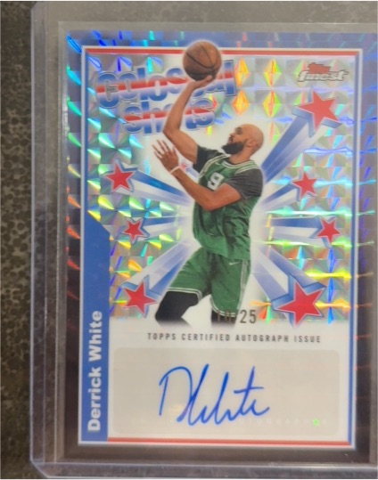 2024-25 Topps Finest #BSA-DW Derrick White Colossal Shots Gold Auto — front