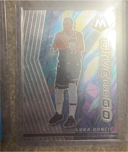 2022-23 Panini Mosaic #5 Luka Dončić Give And Go — front