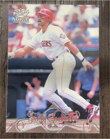 1998 Pacific Paramount #104 Juan Gonzalez — front