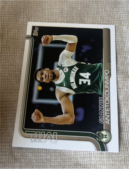 2025-26 Topps #54 Giannis Antetokounmpo — front