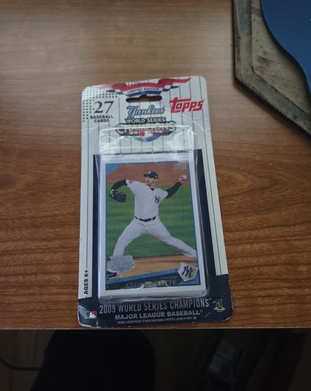 2009 Topps New York Yankees World Series Champions #25 Andy Pettitte — front