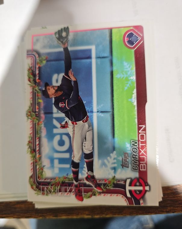 2025 Topps Holiday #H11 Byron Buxton — front