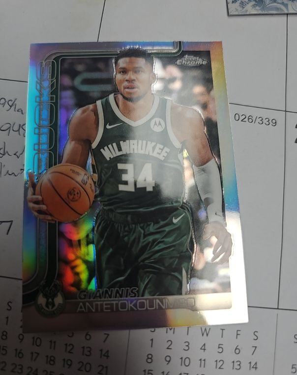2025-26 Topps Chrome #137 Giannis Antetokounmpo — front