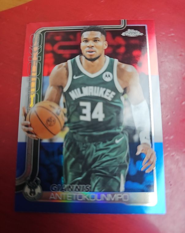 2025-26 Topps Chrome #137 Giannis Antetokounmpo — front