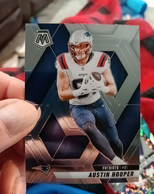 2025 Panini Mosaic #204 Austin Hooper — front