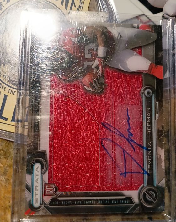 2014 Topps Strata Clear Cut Rookie Relic Autographs Devonta Freeman — front