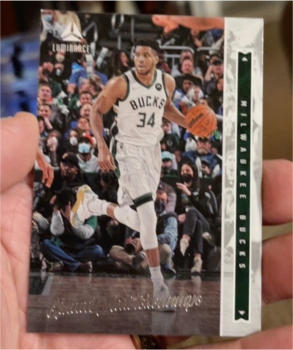 2021-22 Panini Chronicles Luminance #265 Giannis Antetokounmpo — front
