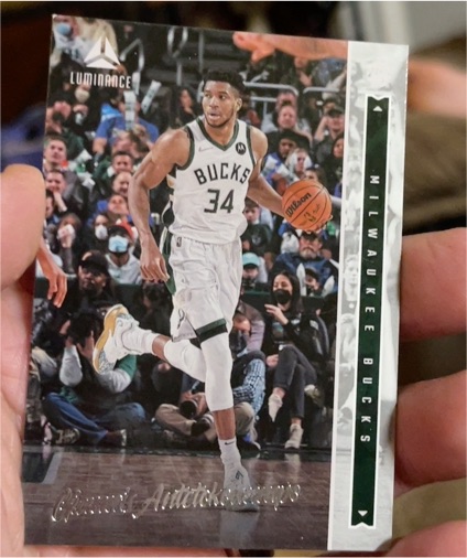 2021-22 Panini Chronicles Luminance #265 Giannis Antetokounmpo — front