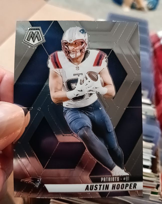 2025 Panini Mosaic #204 Austin Hooper — front
