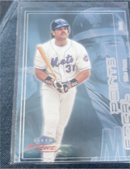 2000 Fleer Focus Focal Points #11 Mike Piazza — front
