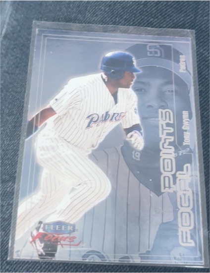 2000 Fleer Focus #2 Tony Gwynn — front