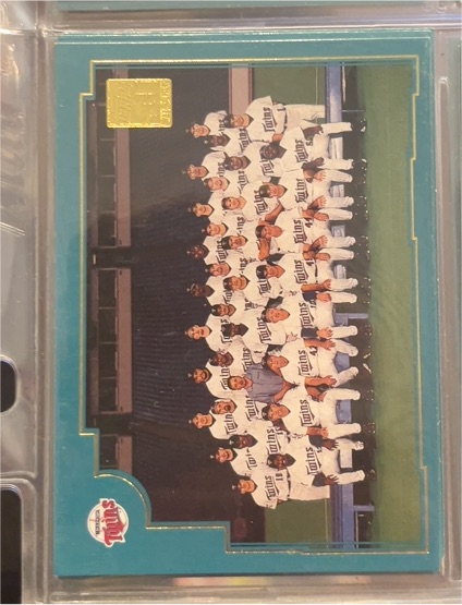 2001 Topps #768 Minnesota Twins Team Picture — front