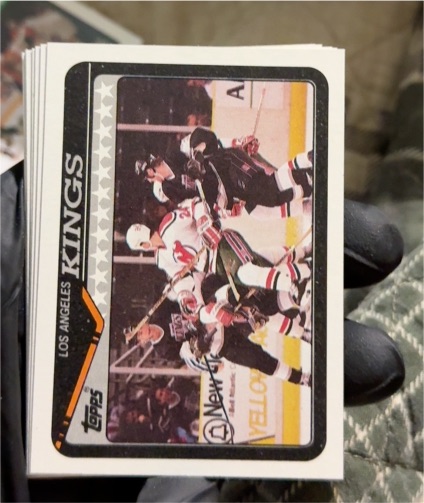 1990 Topps #17 Los Angeles Kings — front