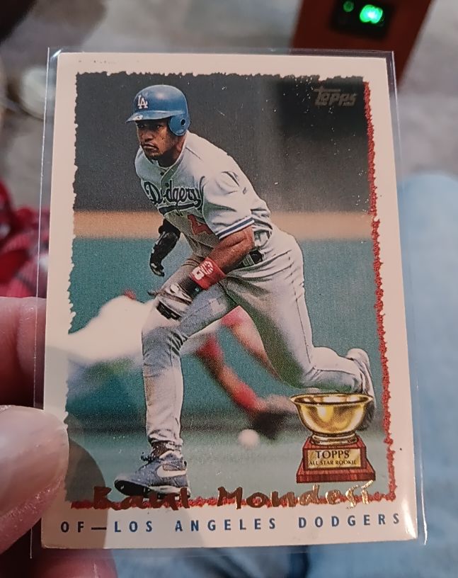 1995 Topps #180 Raul Mondesi — front