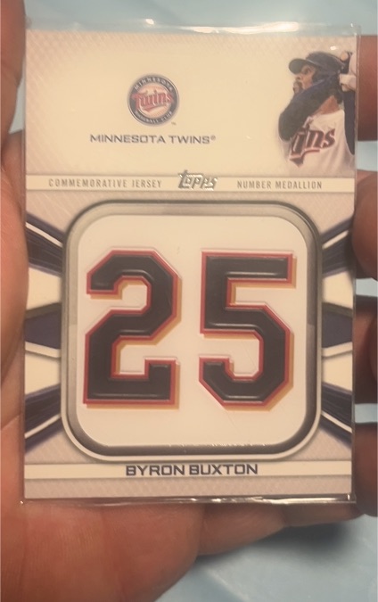 2022 Topps Commemorative Jersey Number Medallion #JNM-BBU Byron Buxton — front