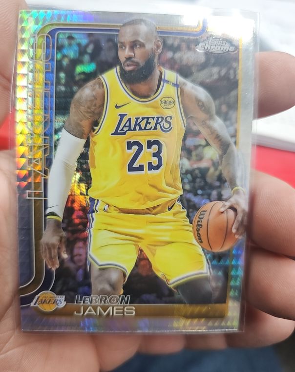 2025-26 Topps Chrome #127 LeBron James — front