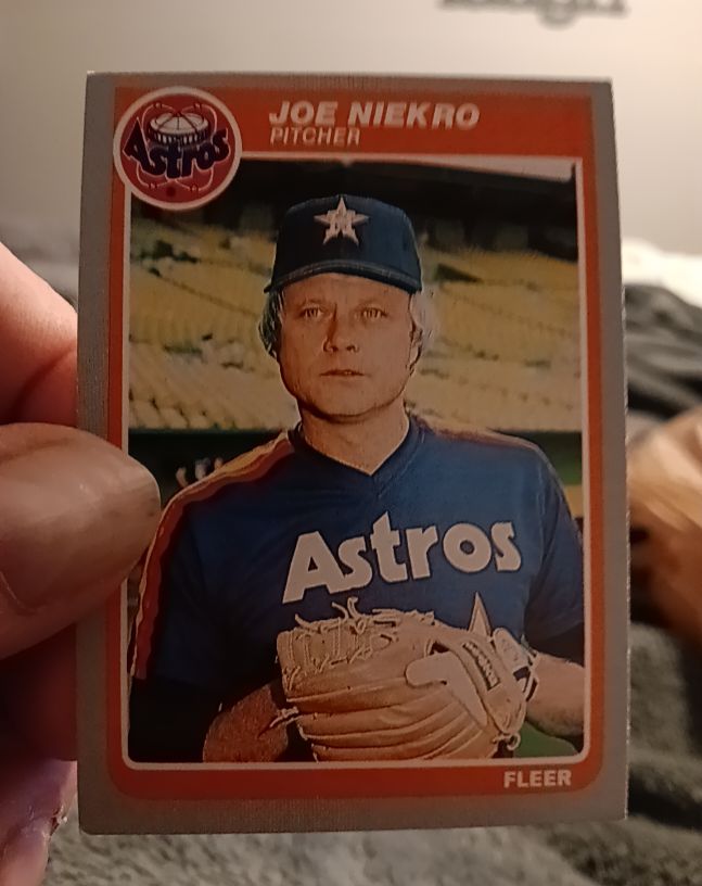 1985 Fleer #355 Joe Niekro — front