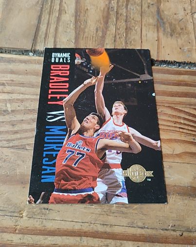 1994-95 SkyBox Premium #196 Shawn Bradley vs Gheorghe Muresan — front