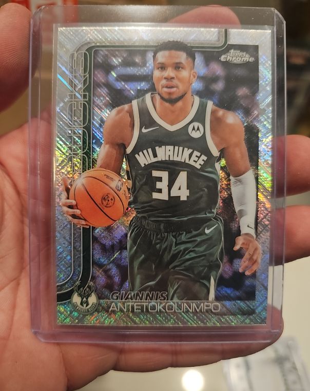2025-26 Topps Chrome #137 Giannis Antetokounmpo — front