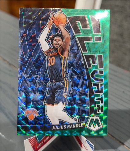2022-23 Panini Mosaic Elevate Green Prizm #8 Julius Randle — front