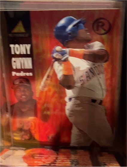 1995 Pinnacle Red Hot #RH8 Tony Gwynn — front