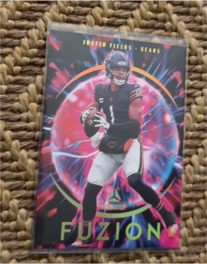 2023 Panini Luminance #4 Justin Fields — front