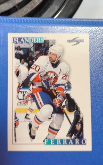1995-96 Score #20 Pat LaFontaine — front
